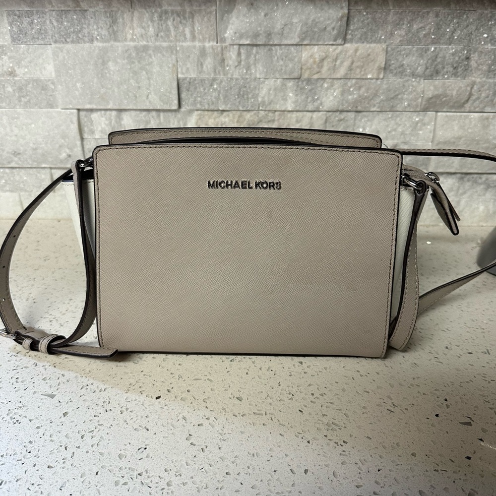 Michael Kors Selma Medium Messenger Leather Crossbody Bag